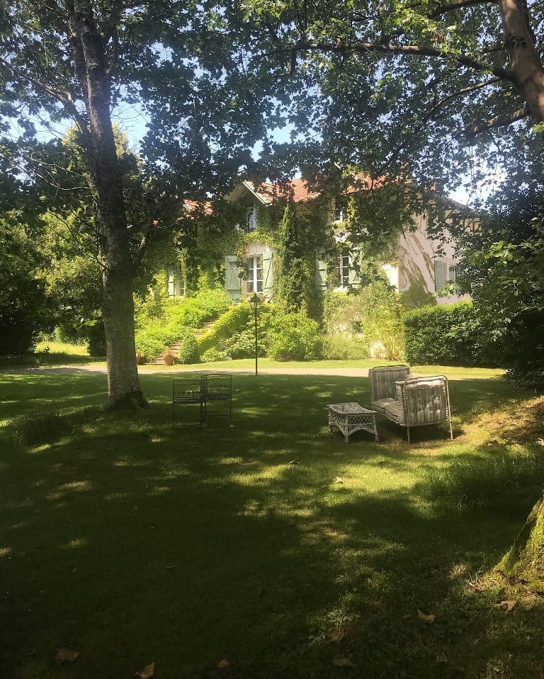 https://cdt64.media.tourinsoft.eu/upload/Domaine-de-Sengresse---parc-vue-maison.jpeg