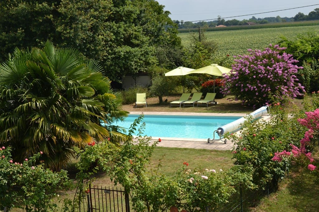https://cdt64.media.tourinsoft.eu/upload/Domaine-de-Sengresse---piscine-partagee--aerien-.JPG