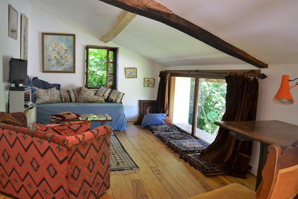 https://cdt64.media.tourinsoft.eu/upload/McLusky-buanderie---etage-salon.JPG