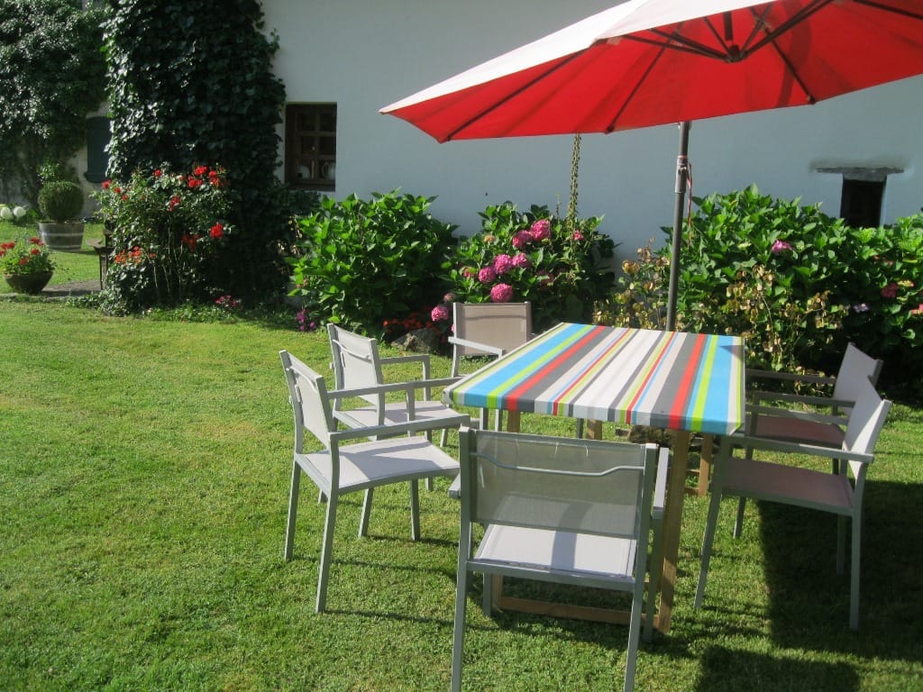 https://cdt64.media.tourinsoft.eu/upload/McLusky-buanderie---salon-de-jardin.JPG