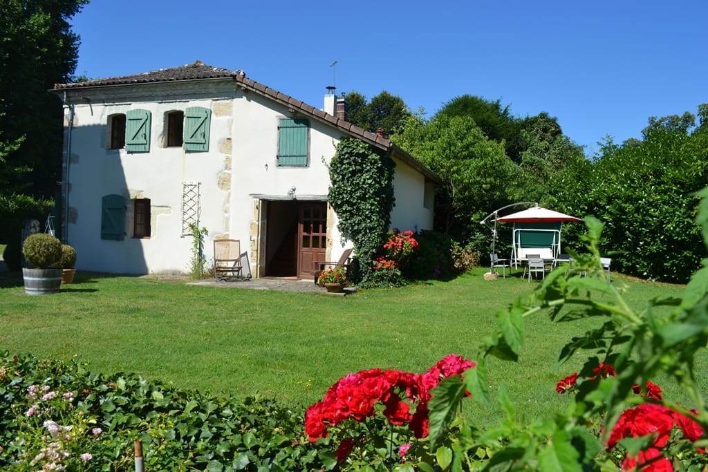 https://cdt64.media.tourinsoft.eu/upload/McLusky---entree-gite-jardin.JPG