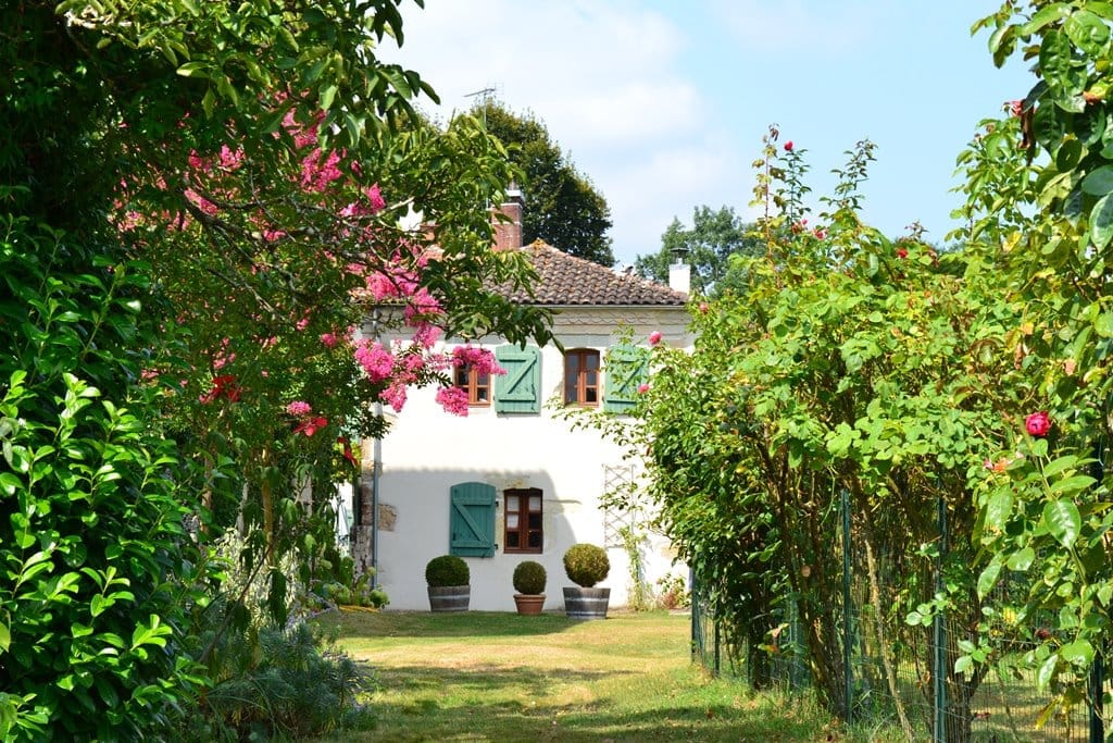 https://cdt64.media.tourinsoft.eu/upload/McLusky---la-buanderie.JPG
