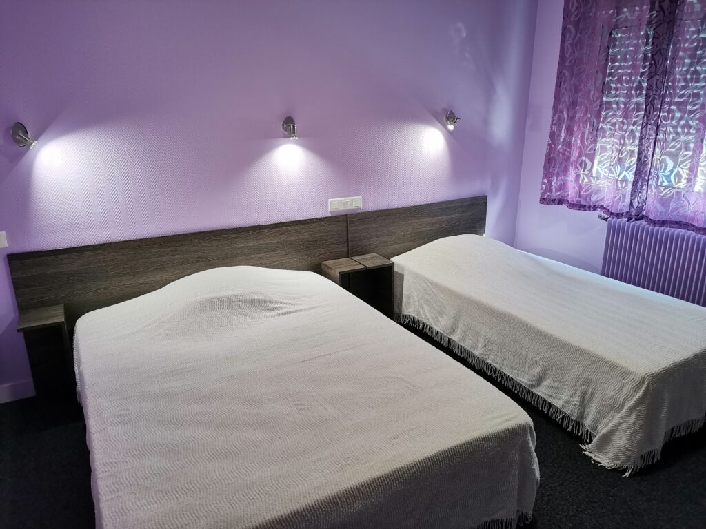 https://cdt64.media.tourinsoft.eu/upload/ch-8-avec-SDB-commune.jpg