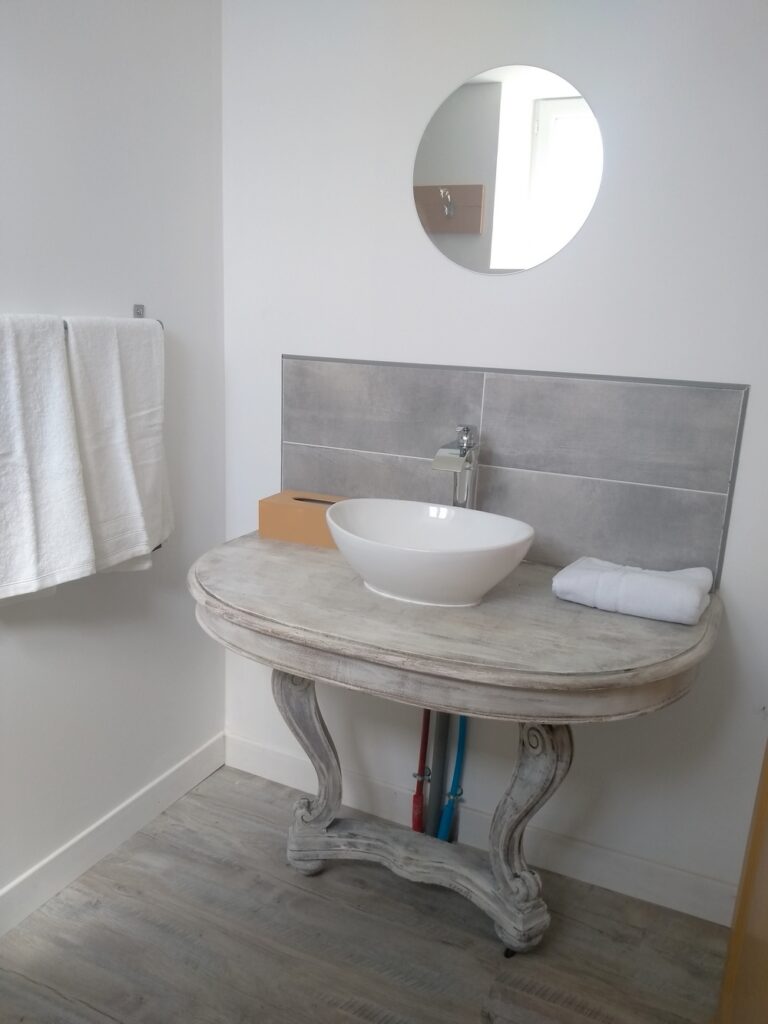 https://cdt40.media.tourinsoft.eu/upload/1-Chambre-au-rez-de-chaussee-pour-2--salle-d-eau-privative-et-WC-independant.jpg