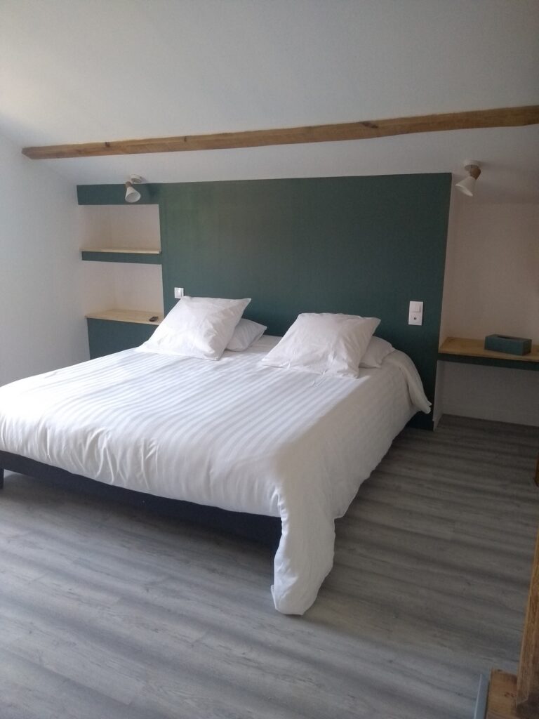 https://cdt40.media.tourinsoft.eu/upload/1-Suite-a-l-etage-composee-de-2-chambres-salle-d-eau-et-wc-prive-independant.jpg