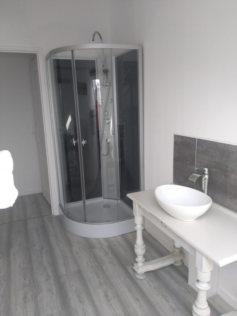 https://cdt40.media.tourinsoft.eu/upload/1-Suite-composee-de-2-chambres-avec-salle-d-eau-privative-et-WC-independant.jpg
