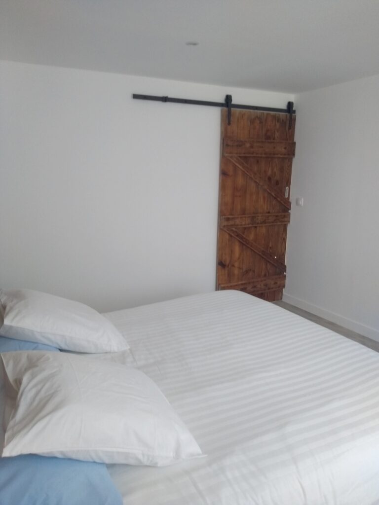 https://cdt40.media.tourinsoft.eu/upload/2-Chambre-au-rez-de-chaussee-pour-2-personnes-salle-d-eau-privative-wc.jpg