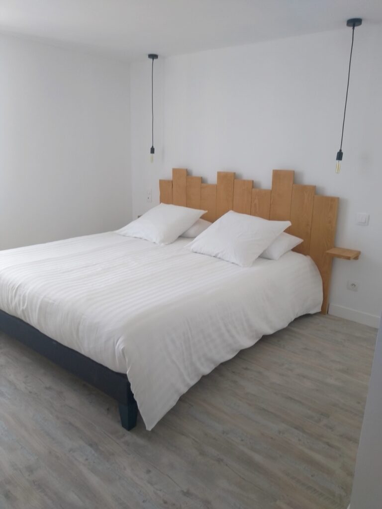https://cdt40.media.tourinsoft.eu/upload/2-Chambre-au-rez-de-chaussee-pour-2--salle-d-eau-privative-et-WC-independant.jpg
