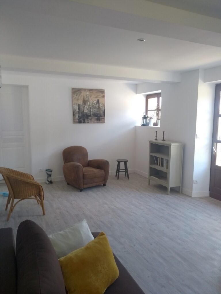 https://cdt40.media.tourinsoft.eu/upload/2-Salon-commun-aux-hotes-wifi-gratuit.jpg