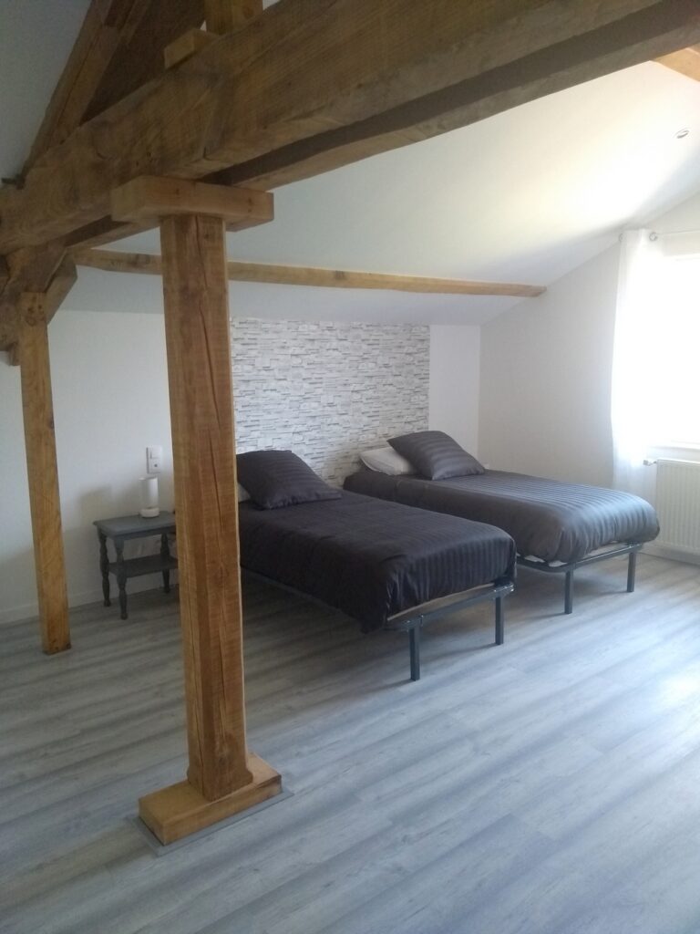 https://cdt40.media.tourinsoft.eu/upload/2-Suite-a-l-etage-composee-de-2-chambres-salle-d-eau-et-wc-prive-independant.jpg
