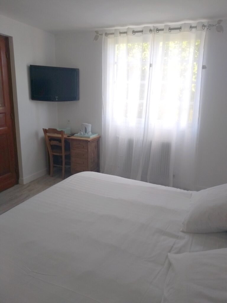 https://cdt40.media.tourinsoft.eu/upload/3-Chambre-au-rez-de-chaussee-pour-2-personnes-salle-d-eau-privative-wc.jpg