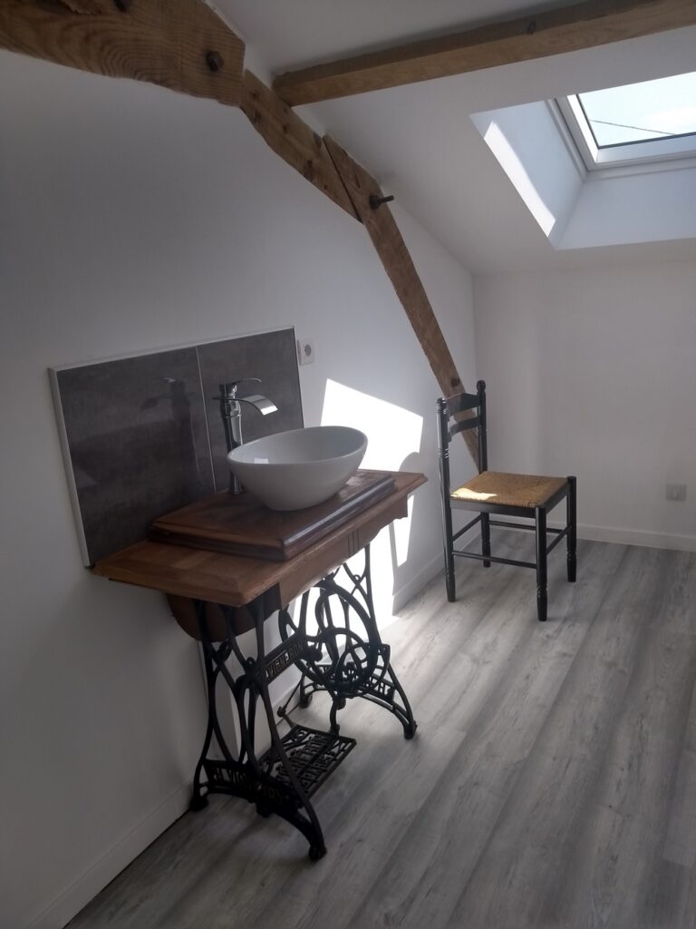 https://cdt40.media.tourinsoft.eu/upload/3-Suite-a-l-etage-composee-de-2-chambres-salle-d-eau-et-wc-prive-independant.jpg