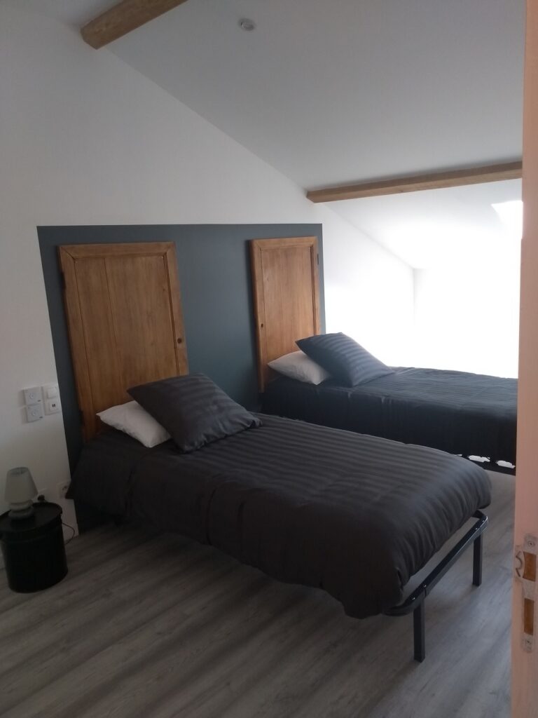 https://cdt40.media.tourinsoft.eu/upload/3-Suite-composee-de-2-chambres-avec-salle-d-eau-privative-et-WC-independant.jpg