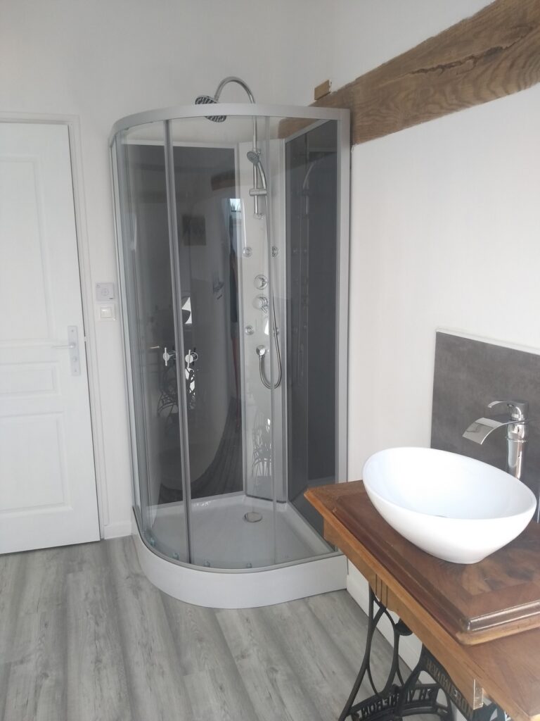 https://cdt40.media.tourinsoft.eu/upload/4-Suite-a-l-etage-composee-de-2-chambres-salle-d-eau-et-wc-prive-independant.jpg