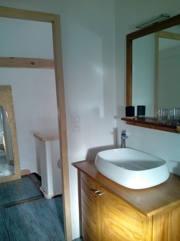 https://cdt64.media.tourinsoft.eu/upload/7---Salle-de-bain-2.jpg