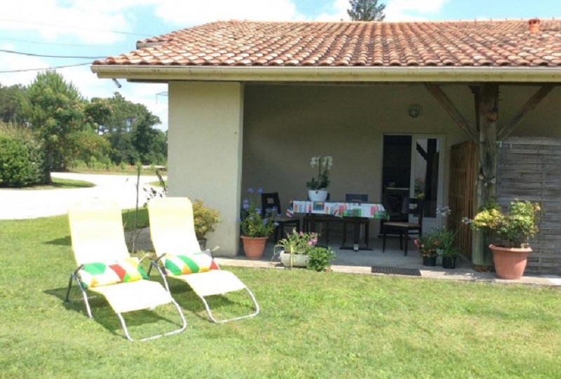 https://cdt64.media.tourinsoft.eu/upload/Bagneres---repos-jardin.jpg