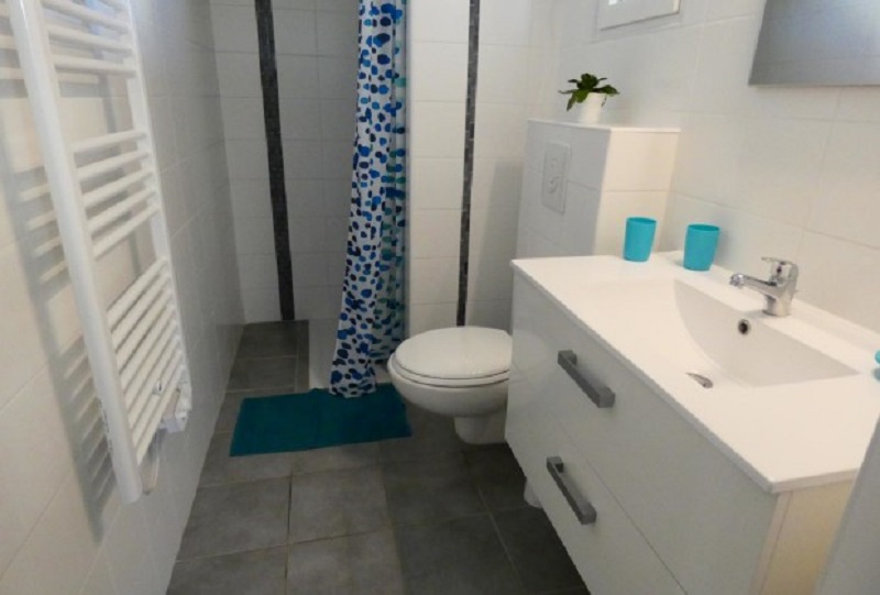 https://cdt64.media.tourinsoft.eu/upload/Bagneres---salle-d-eau.jpg