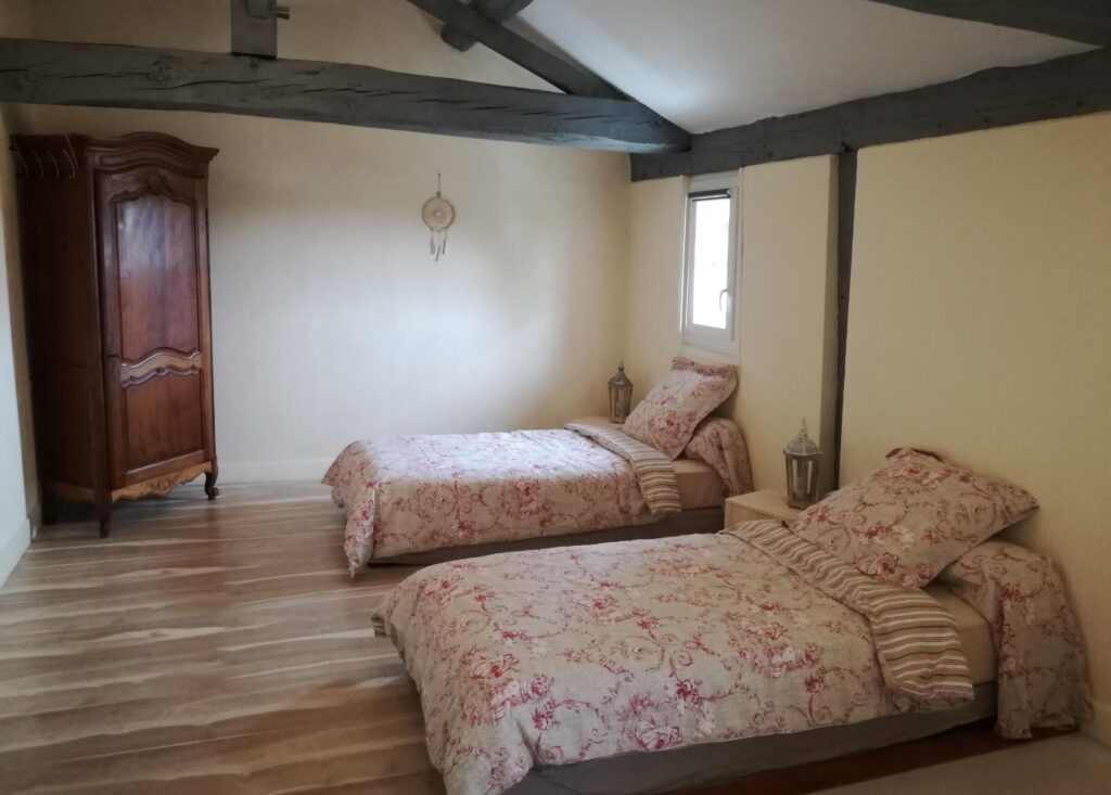 https://cdt64.media.tourinsoft.eu/upload/Chambre--3.jpg