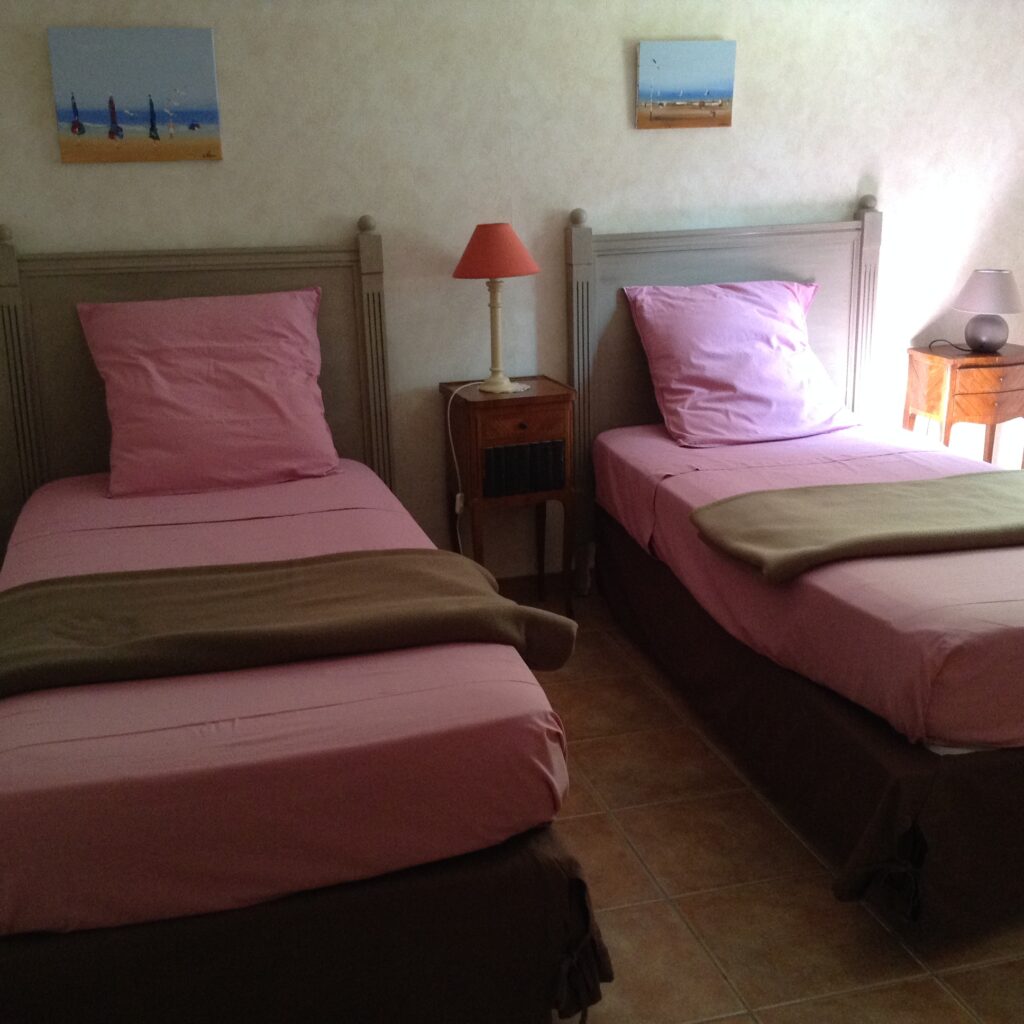 https://cdt40.media.tourinsoft.eu/upload/Chambre2-2.jpeg