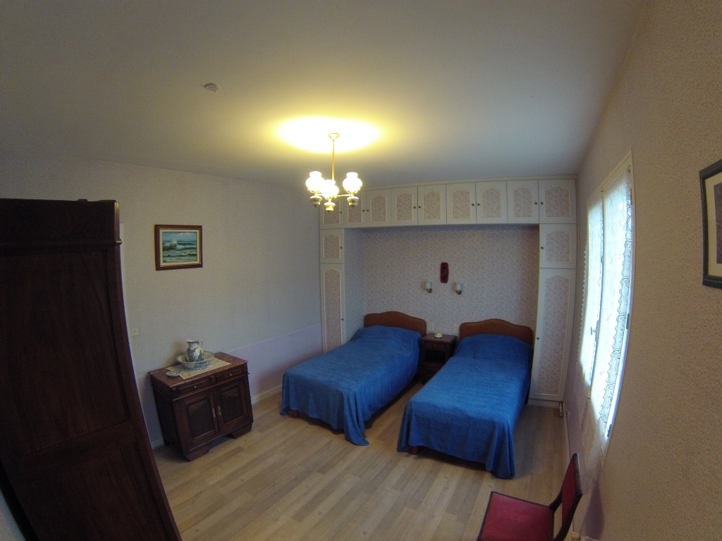 https://cdt64.media.tourinsoft.eu/upload/Domenger-La-Roseraie---chambre-2lits-2pers.JPG
