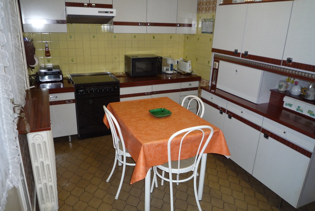https://cdt64.media.tourinsoft.eu/upload/Domenger-La-Roseraie---cuisine.JPG