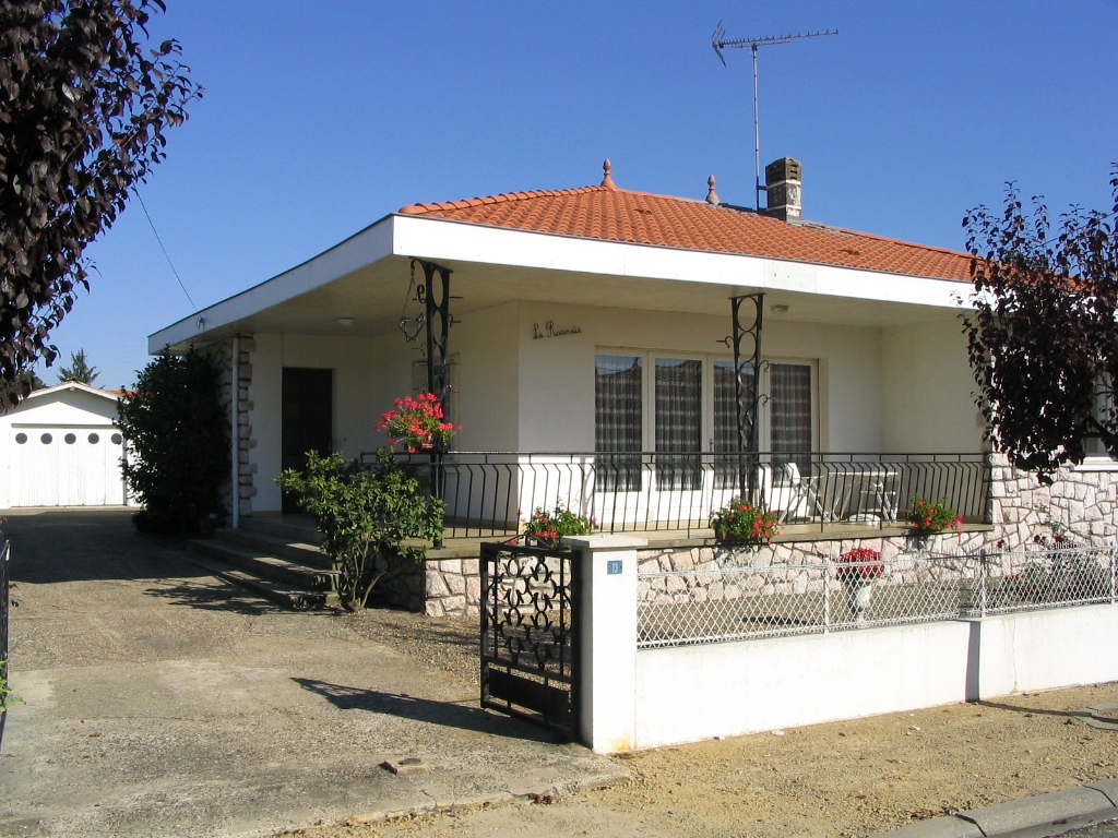 https://cdt64.media.tourinsoft.eu/upload/Domenger-La-Roseraie.jpg
