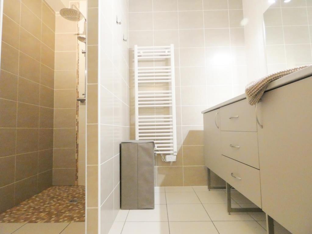 https://cdt64.media.tourinsoft.eu/upload/Dutouya---salle-d-eau-douche-italienne.jpg