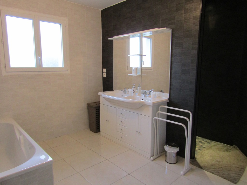 https://cdt64.media.tourinsoft.eu/upload/Fernandez---salle-d-eau.JPG