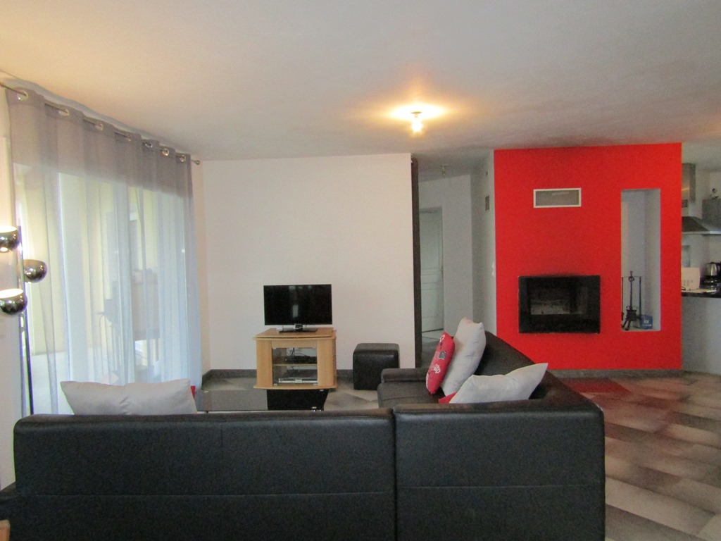 https://cdt64.media.tourinsoft.eu/upload/Fernandez---salon-vers-terrasse.JPG