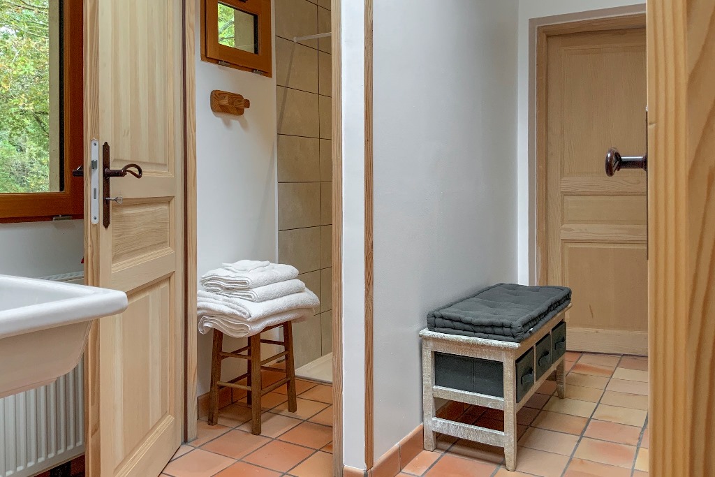 https://cdt40.media.tourinsoft.eu/upload/Hilbert---ch-6-independante-salle-d-eau.JPG