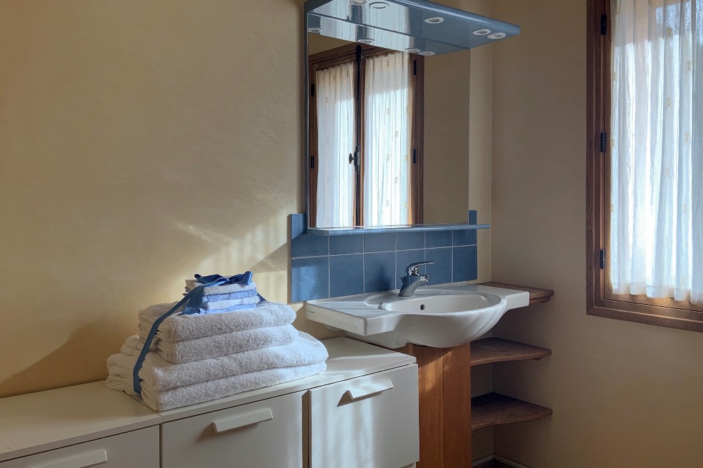 https://cdt40.media.tourinsoft.eu/upload/Hilbert---salle-d-eau-ch-1-2-ou-3-ou-suite.JPG