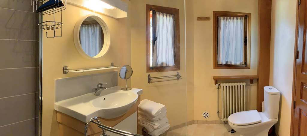https://cdt64.media.tourinsoft.eu/upload/Hilbert---salle-d-eau.jpg