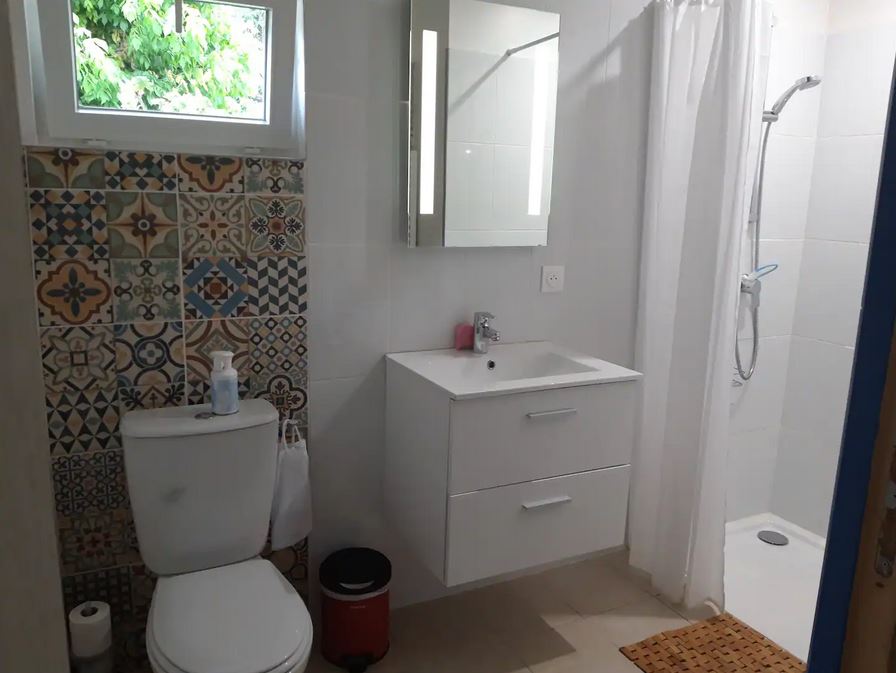 https://cdt64.media.tourinsoft.eu/upload/salle-de-bain-253.JPG